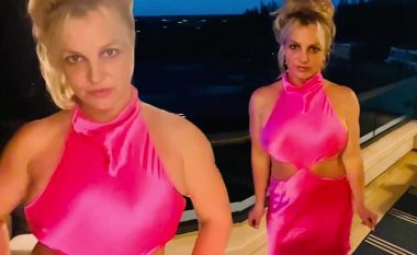 Britney Spears shfaqet e lezetshme në fustan rozë me prerje teksa pozon në një ballkon gjatë pushimeve