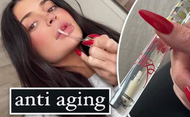 Kylie Jenner aplikon serum kundër plakjes nga marka e saj Kylie Cosmetics, edhe pse është vetëm 25-vjeçare
