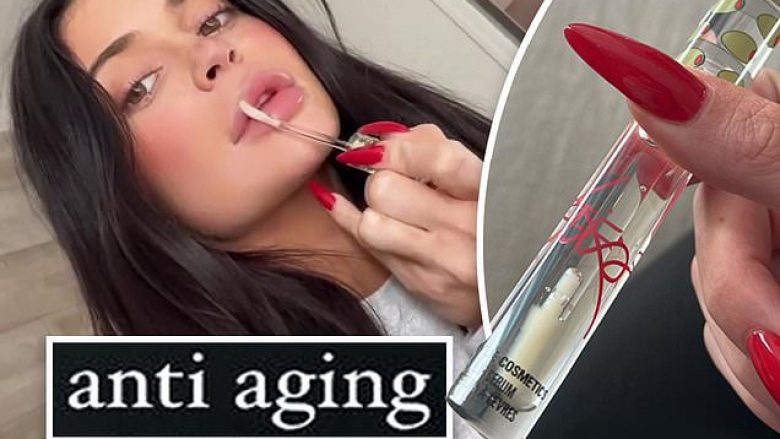 Kylie Jenner aplikon serum kundër plakjes nga marka e saj Kylie Cosmetics, edhe pse është vetëm 25-vjeçare