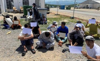 DW: Refugjatët afganë të bllokuar në Kosovë