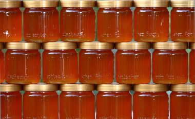 Një person në Podujevë mashtronte me mjaltë, AUV-i ia asgjëson 652 kavanozë me mjaltë industrial