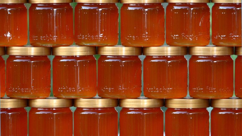 Një person në Podujevë mashtronte me mjaltë, AUV-i ia asgjëson 652 kavanozë me mjaltë industrial