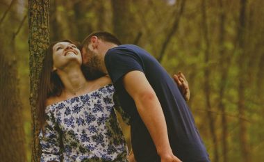 Tri mënyra për ta bërë partnerin të tregojë ndjenjat e tij të vërteta