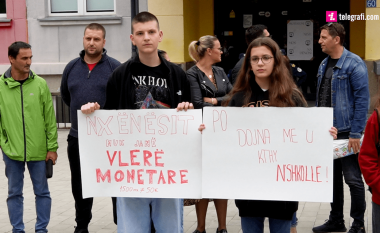 Prindërit e shkollës “Faik Konica”, protestuan për hapjen e shkollave, nxënësja: Hapni shkollat, na ka humb vullneti