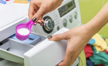 Dy tregues që në rrobalarëse keni hedhur shumë detergjent: Një truk i zakonshëm shpëton rrobat