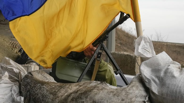 Ukraina përparon 50 km pranë Kharkiv, çliron më shumë se 20 fshatra – pamje që tregojnë “uljen e flamurit sovjetik”