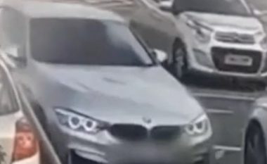 Momenti kur një BWM marshon mbrapa dhe përplaset me makina në një auto-larje