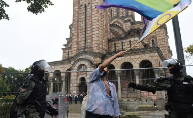 Policia përplaset me protestuesit e krahut të djathtë në marshimin e LGBTQ në Serbi