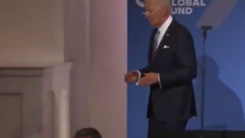 Biden endet si i hutuar në skenë pasi përfundoi fjalimin e tij në Konferencën e Fondit Global
