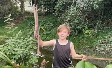 Djaloshi në Zelandë të Re gjen një krimb të gjatë