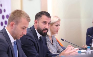 Prezantimi i raportit “Ndikimi Socio-Ekonomike i Covid-19 në Komunat dhe Bizneset e Kosovës”, ministri Krasniqi përmend sfidat në përballje me COVID-19