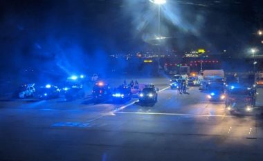 Ekipet e emergjencës në aeroportin Heathrow të Londrës pasi dy aeroplanë pasagjerësh janë përplasur në pistë