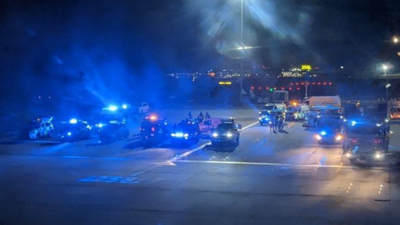 Ekipet e emergjencës në aeroportin Heathrow të Londrës pasi dy aeroplanë pasagjerësh janë përplasur në pistë