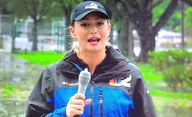Gazetarja në Florida mbështolli mikrofonin me prezervativ që të mos laget nga shirat