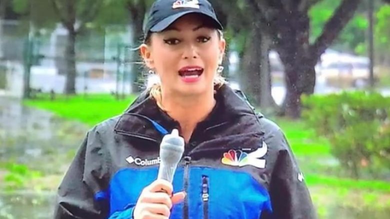Gazetarja në Florida mbështolli mikrofonin me prezervativ që të mos laget nga shirat