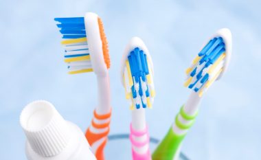 Mos përdorni të njëjtën furçë dhëmbësh për më shumë se tre muaj – efektet mund të jenë të këqija