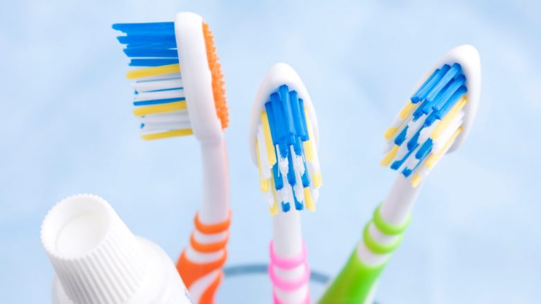 Mos përdorni të njëjtën furçë dhëmbësh për më shumë se tre muaj – efektet mund të jenë të këqija