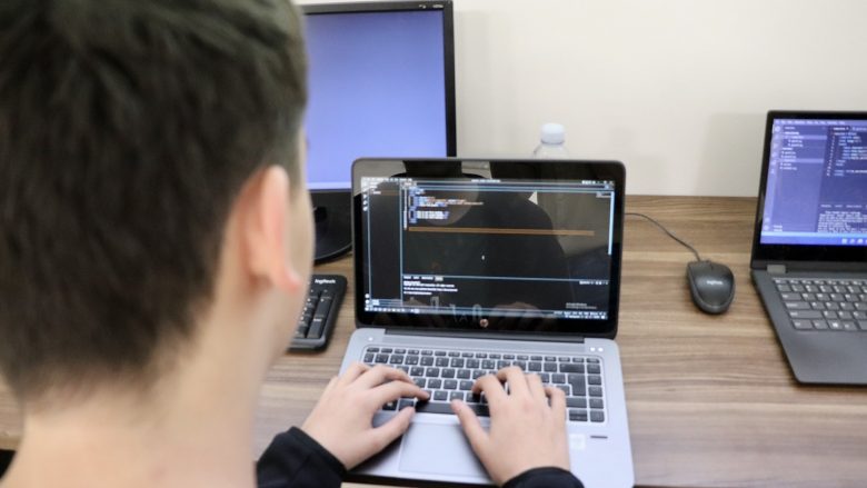 Shkolla e parë në Kosovë, e cila bën implementimin e plotë të kurrikulës për shkenca kompjuterike në të gjitha nivelet