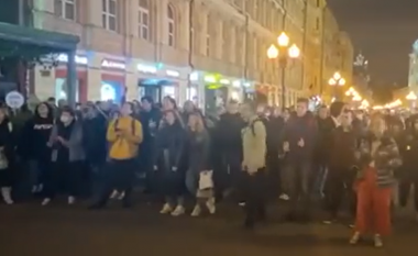 “Dërgojeni Putinin në llogore” – thirrja e protestuesve të zemëruar në qytetin e Moskës