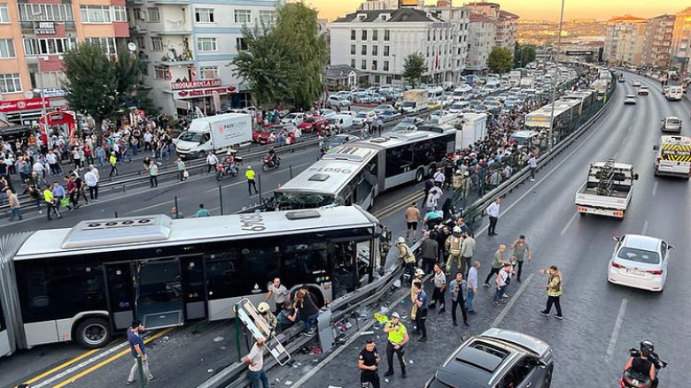 Aksident mes dy autobusëve në Stamboll, gati 100 të lënduar