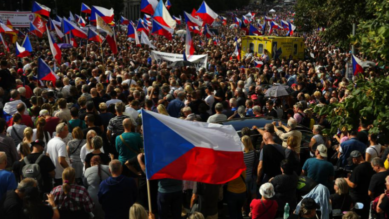 Mijëra njerëz protestojnë në Çeki pasi akuzojnë qeverinë për neglizhencë mes konfliktit në Ukrainë