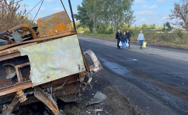 ‘Si Çornobili’: Ukrainasit, të kujdesshëm, kthehen në qytetet e shkatërruara pas tërheqjes ruse