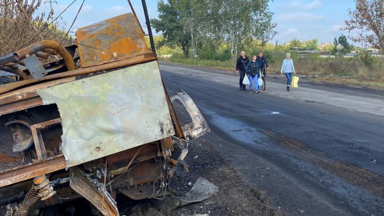 ‘Si Çornobili’: Ukrainasit, të kujdesshëm, kthehen në qytetet e shkatërruara pas tërheqjes ruse