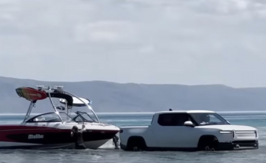 Videoja tregon veturën Rivan R1T që lëviz në liqen