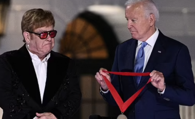 Elton John nderohet me medalje nga presidenti i Amerikës Joe Biden pas performancës në Shtëpinë e Bardhë