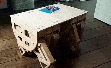 Tavolina me 12 këmbë hedh hapat e saj të parë – programuesi holandez çon mobiljet “në një nivel krejtësisht të ri”