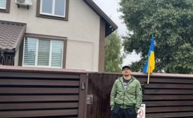 Kampioni i botës kthehet në shtëpinë e tij nga ku ishte dëbuar, ngre flamurin ukrainas pas çlirimit të vendit
