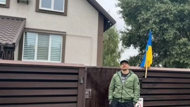 Kampioni i botës kthehet në shtëpinë e tij nga ku ishte dëbuar, ngre flamurin ukrainas pas çlirimit të vendit
