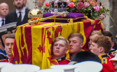 Të famshmit që do të marrin pjesë në funeralin e Mbretëreshës Elizabeth
