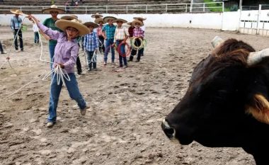 Shkolla në Meksikë ua mëson brezit të ri “traditat e kaubojve” – kërkon shumë përkushtim, por shpërblimet financiare janë të mëdha