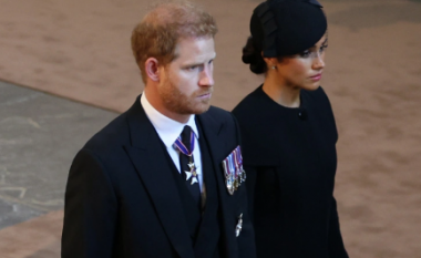 Meghan Markle i bashkohet Princit Harry, familjes mbretërore në funeralin e Mbretëreshës Elizabeth