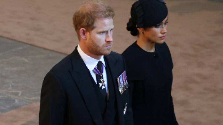 Meghan Markle i bashkohet Princit Harry, familjes mbretërore në funeralin e Mbretëreshës Elizabeth