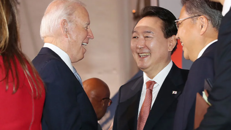 Presidenti i Koresë së Jugut filmohet duke sharë politikanët perëndimorë pas takimit me Bidenin