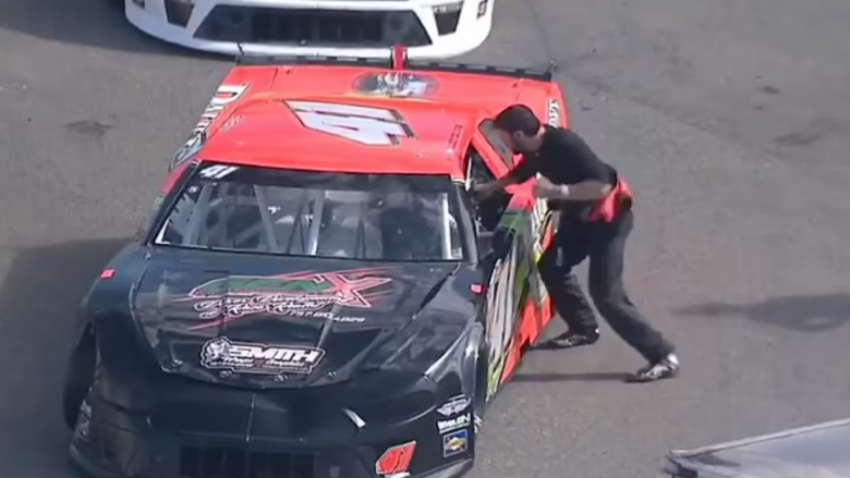 Shoferi i NASCAR tërbohet ndaj një shoferi tjetër pas një aksidenti