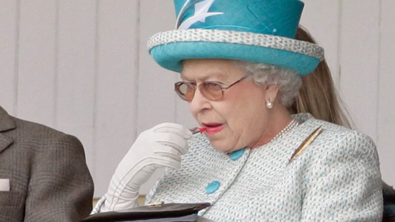 Mbretëresha Elizabeth II përdori buzëkuqin për të dërguar këtë sinjal sekret dhe në fakt është gjenial