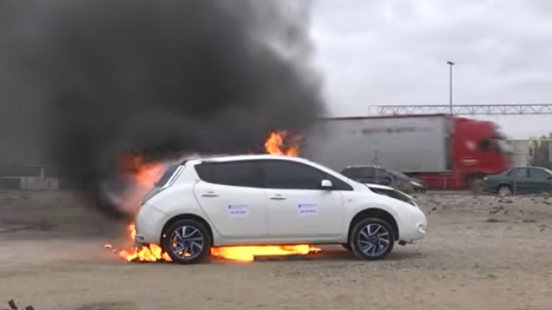 A është kjo metoda më e mirë për të shuar zjarrin tek veturat elektrike?