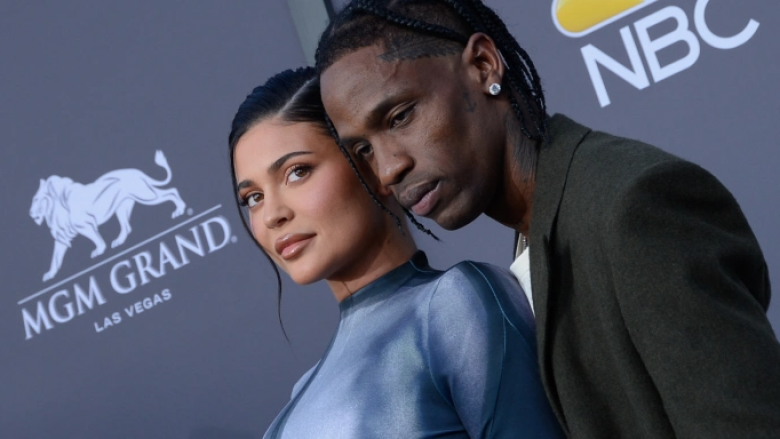 Kylie Jenner dhe Travis Scott ende nuk kanë zgjedhur një emër për djalin e tyre shtatë muajsh