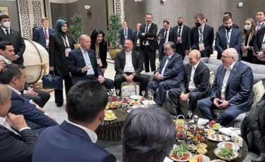 Bëhet viral imazhi ku Erdogan shihet i rrethuar nga liderët e shteteve lindore