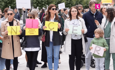 Me pankartën “Rrnofshin gjyshërit”, u protestua në Prishtinë kundër mbylljes së çerdheve për shkak të grevës