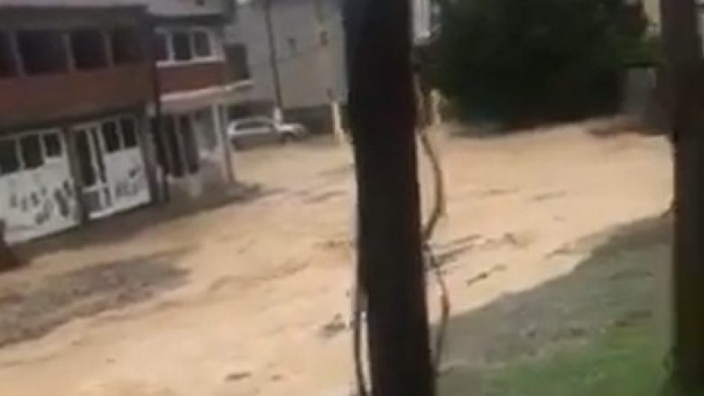 ​Shiu “përmbytë” disa shtëpi në Gjakovë