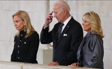 Biden i ka bërë nderimet e tij Mbretëreshës së ndjerë përpara se të thotë se si ajo i kujtoi atij nënën e tij