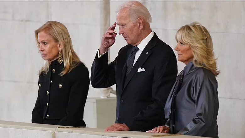 Biden i ka bërë nderimet e tij Mbretëreshës së ndjerë përpara se të thotë se si ajo i kujtoi atij nënën e tij