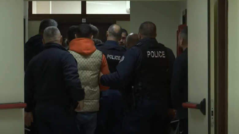 Të arrestuarit për drogë në Gjakovë e Deçan, fjalosen mes vete në gjykatë
