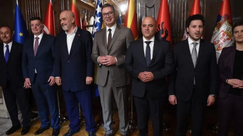 Vuçiq nxjerr pamje nga darka në Presidencë për mysafirët e “Ballkanit të Hapur”