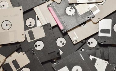 Ministri japonez “i shpall luftë” disketave dhe teknologjive të tjera të vjetruara