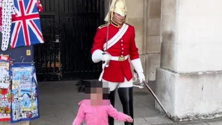 Momenti kur roja e Mbretërisë britanike i bërtiti një vajze të vogël ta lironte rrugën derisa ai po kalonte aty